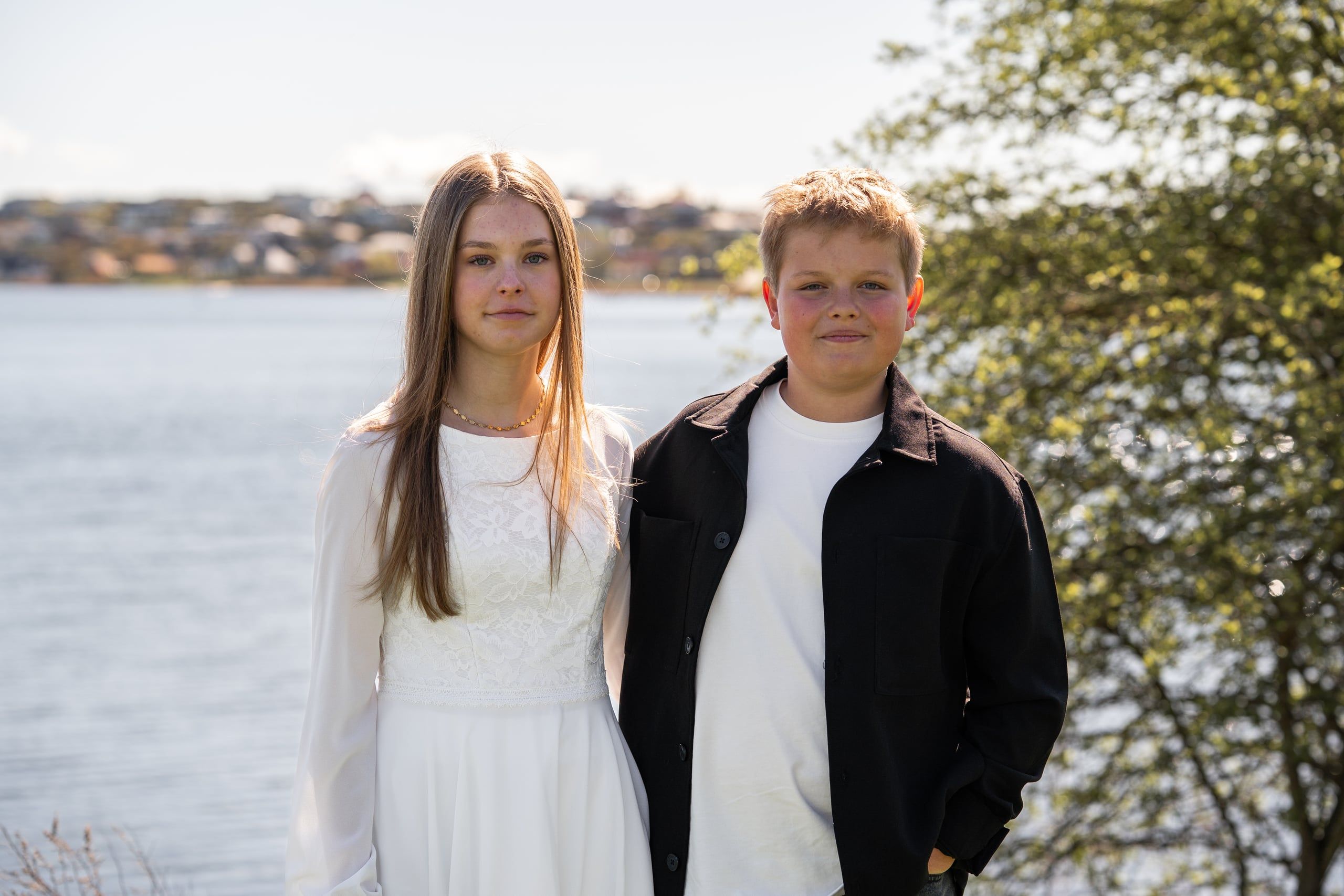 Naja og Noah ved vandet
